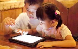 Tác hai trẻ tiếp xúc với công nghệ